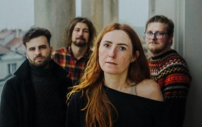 VODNÍ PLOCHA HRAJE NAVAROVOU