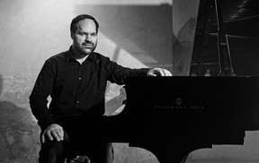 JAN BARTOŠ / klavír
